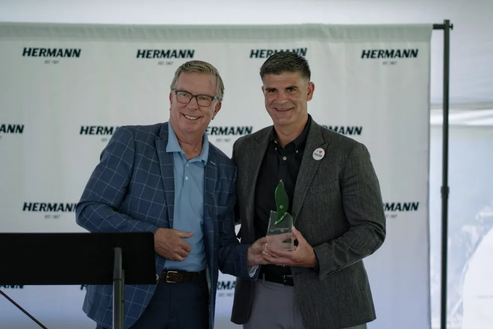 Jeff Hunter, President of Hunter Truck, presents Jeff Hermann, CEO of Hermann Services with an award on behalf of Hunter Truck.